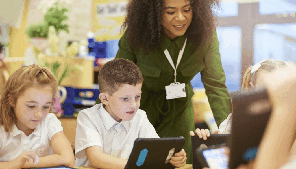 Alfabetização midiática e combate às fake news desde a educação básica: um desafio urgente para a formação cidadã