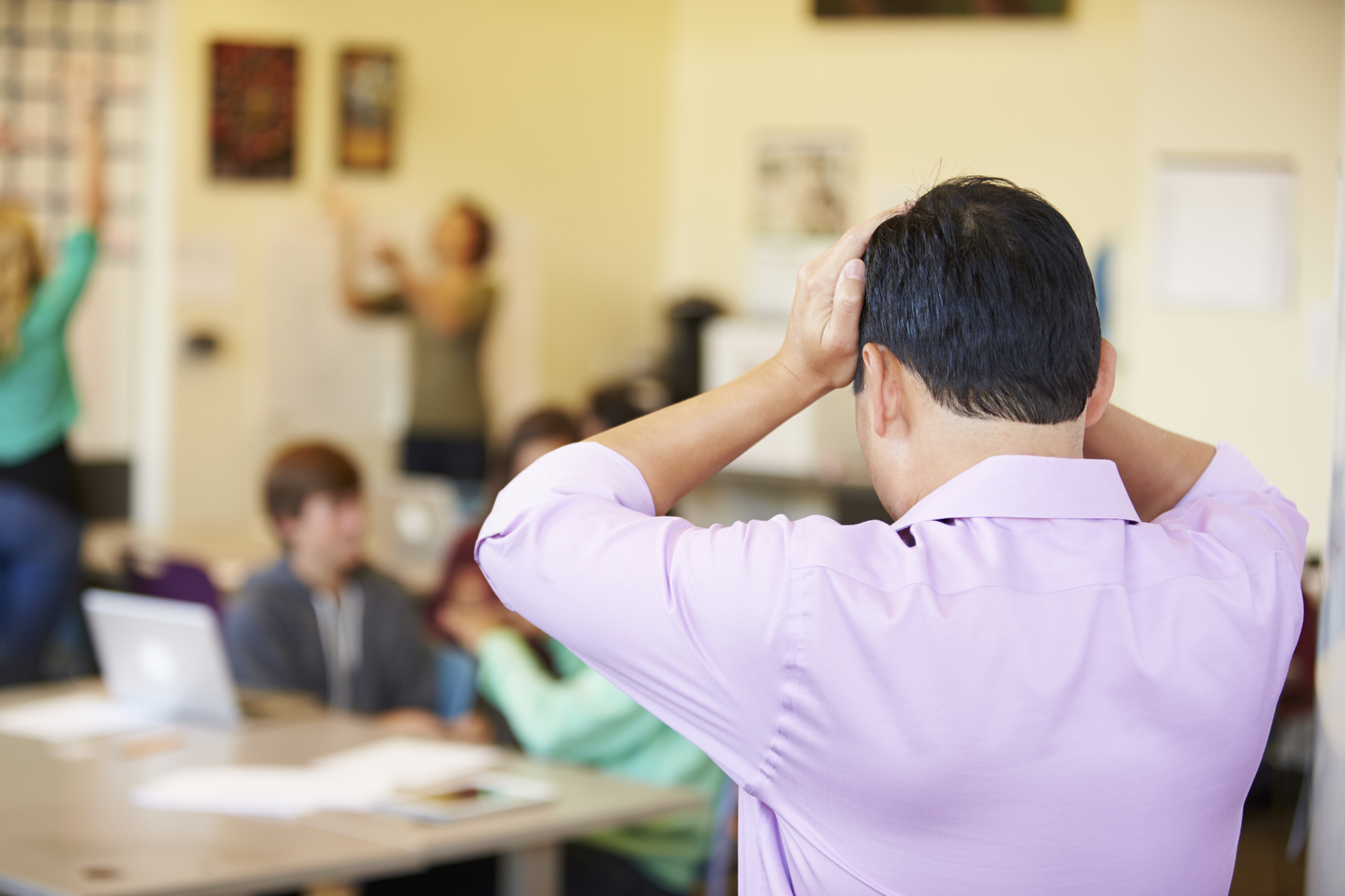 Tarefas burocráticas desestimulam professores, afirma especialista