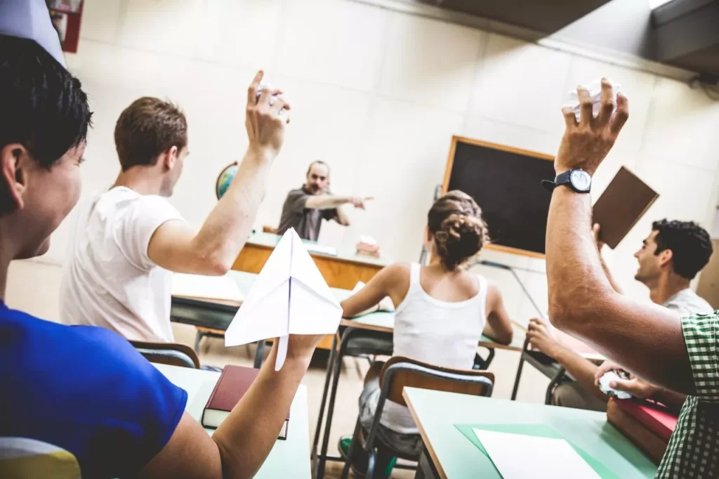 Agressão de professor: quais são as responsabilidades civis e criminais das escolas