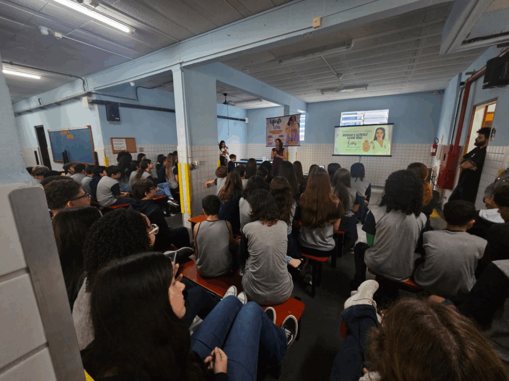 Colégio Lamec, de Santos (SP), realiza palestra sobre violência contra a mulher para pais e alunos