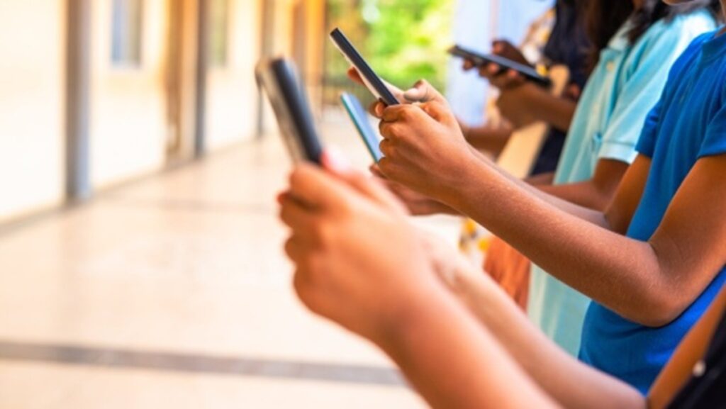 Inteligência Emocional Digital: como preparar alunos para lidar com redes sociais, cyberbullying e fake news