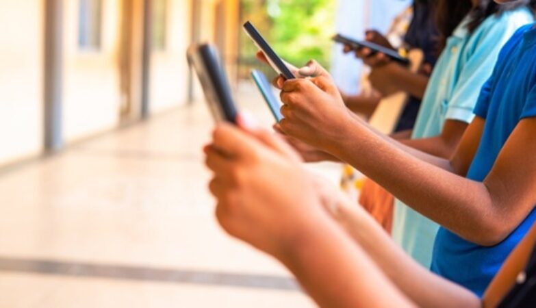 Inteligência Emocional Digital: como preparar alunos para lidar com redes sociais, cyberbullying e fake news