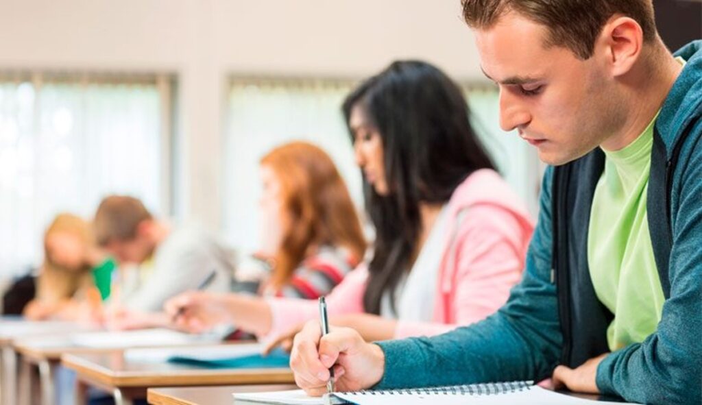 Cinco apostas estratégicas para treinar a redação do Enem 2025