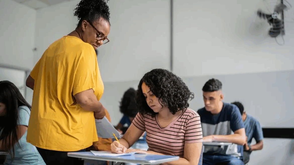 Matrículas no Ensino Médio Integral triplicam em quase 10 anos, mas modelo ainda é desigual nos estados 