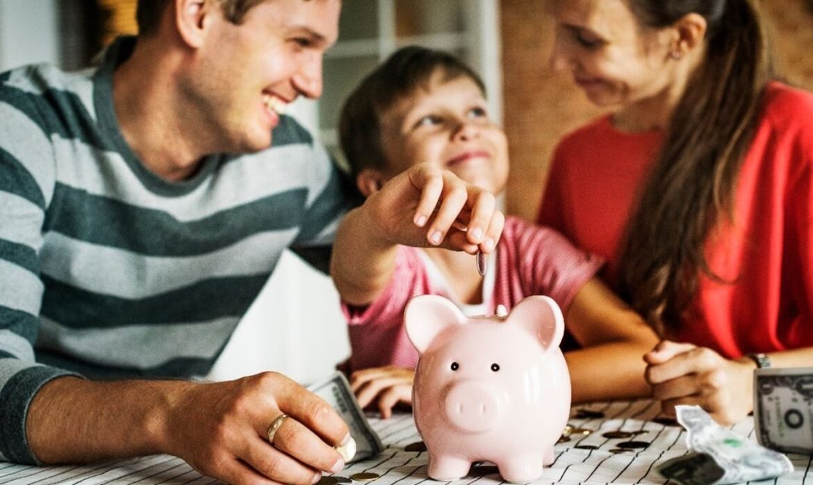 Curso orienta famílias no uso consciente do dinheiro 