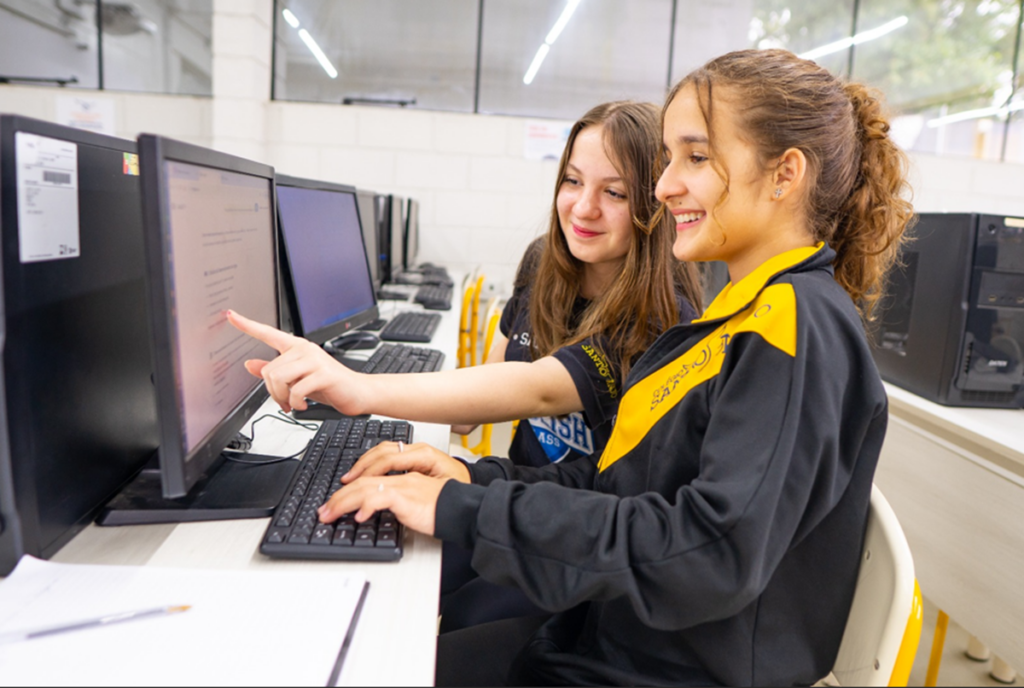 IA transforma práticas pedagógicas e já integra o cotidiano das escolas