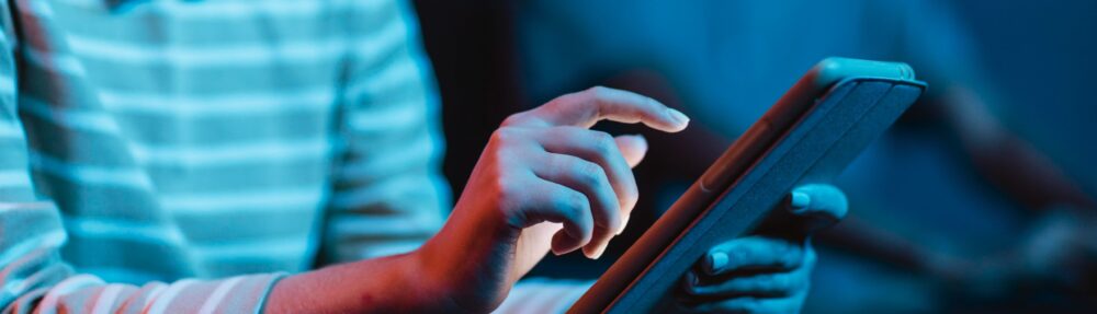 Podcast é lançado para conscientizar famílias e jovens sobre cuidados no ambiente digital