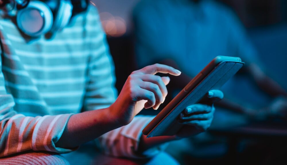 Podcast é lançado para conscientizar famílias e jovens sobre cuidados no ambiente digital