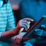 Podcast é lançado para conscientizar famílias e jovens sobre cuidados no ambiente digital