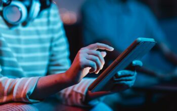 Podcast é lançado para conscientizar famílias e jovens sobre cuidados no ambiente digital