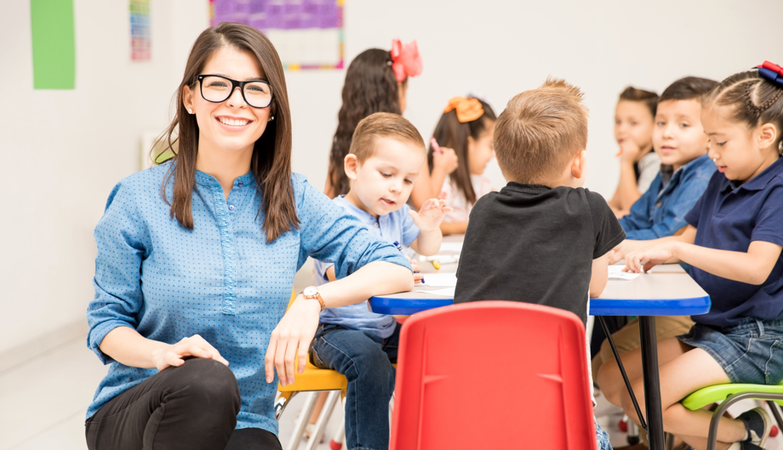 Abril Azul: crescimento de alunos com TEA reforça urgência de formação continuada de professores