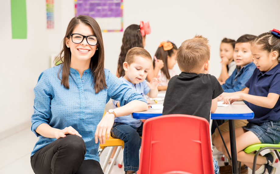 Abril Azul: crescimento de alunos com TEA reforça urgência de formação continuada de professores