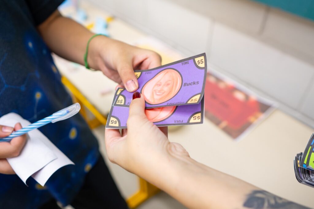 Educação financeira prepara alunos para lidar com o dinheiro e tomar decisões conscientes desde cedo