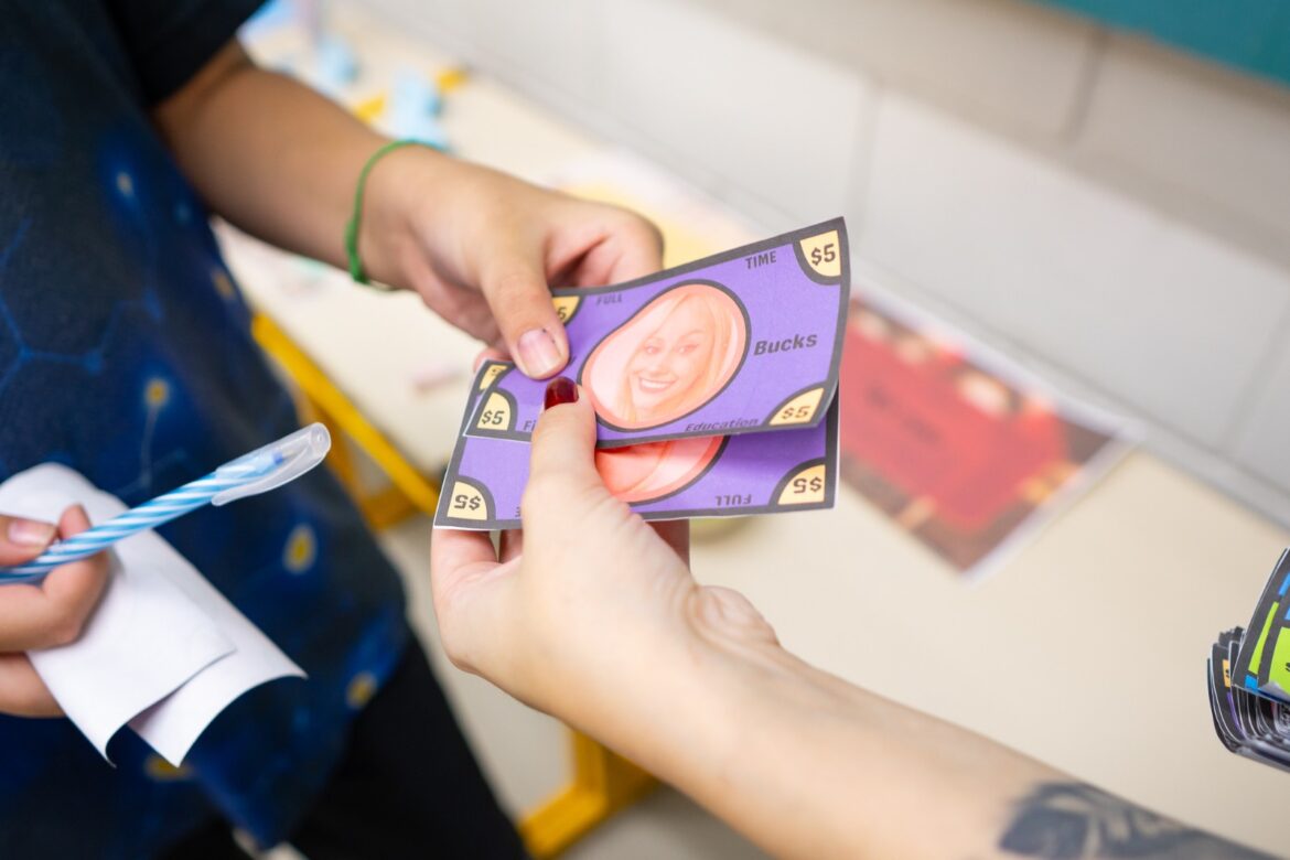 Educação financeira prepara alunos para lidar com o dinheiro e tomar decisões conscientes desde cedo