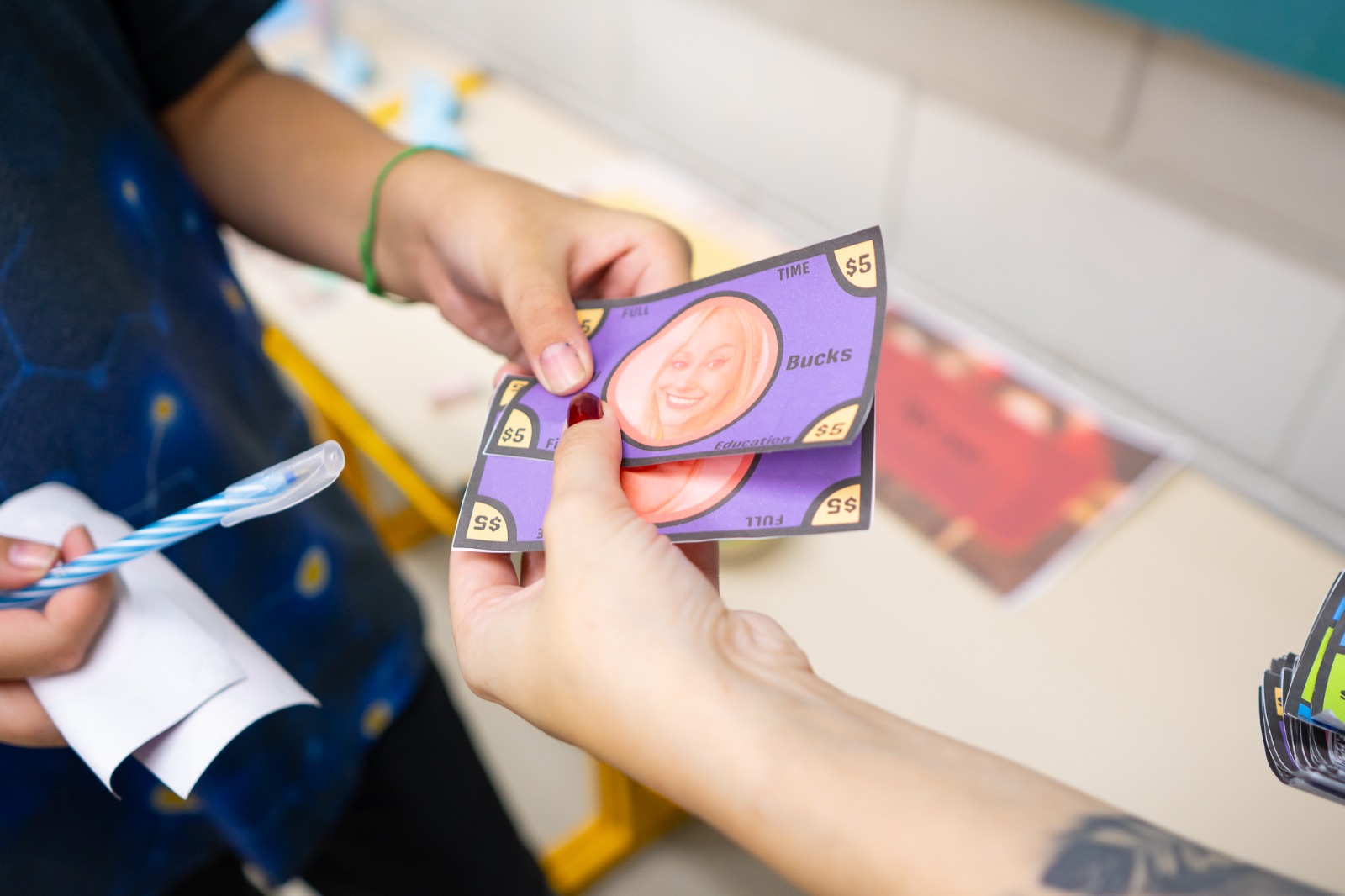 Educação financeira prepara alunos para lidar com o dinheiro e tomar decisões conscientes desde cedo
