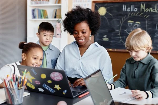 Por que a Educação Midiática é urgente nas escolas
