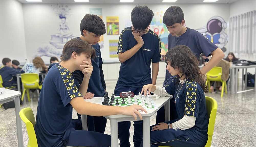Antídoto contra as telas por que o xadrez virou febre nas salas de aula brasileiras