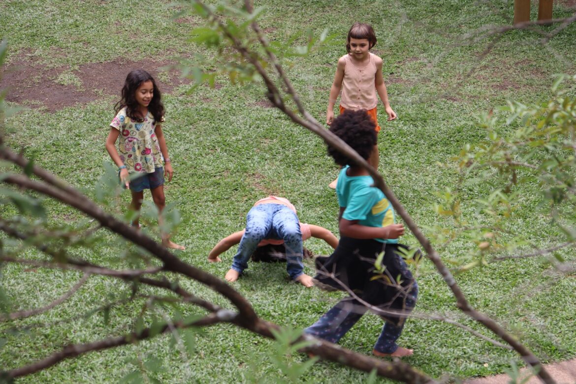 Ócio nas férias favorece a criatividade e a autonomia infantil