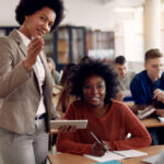 A liderança influencia a aprendizagem. Mas, o que acontece entre uma coisa e outra?
