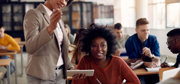 A liderança influencia a aprendizagem. Mas, o que acontece entre uma coisa e outra?