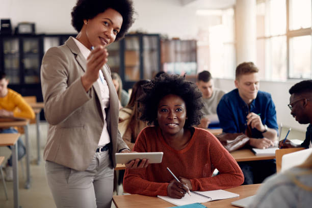 A liderança influencia a aprendizagem. Mas, o que acontece entre uma coisa e outra?