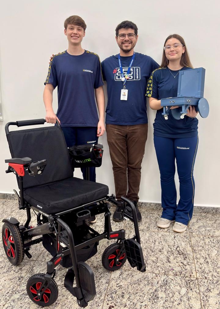 Estudantes desenvolvem cadeira de rodas controlada por expressões faciais