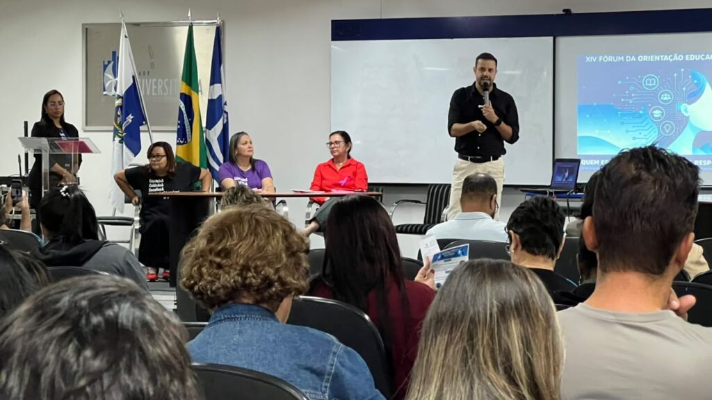 Foto Jaqueline Oliver_Fórum em Macaé debate como usar a inteligência artificial na escola sem perder a dimensão humana da educação