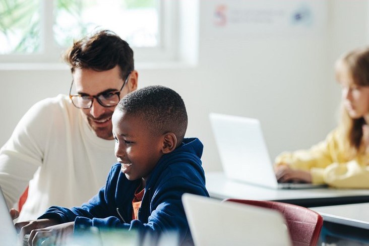 Semana Brasileira de Educação Midiática chega à 4ª edição com foco na integridade da informação e na proteção de crianças e adolescentes